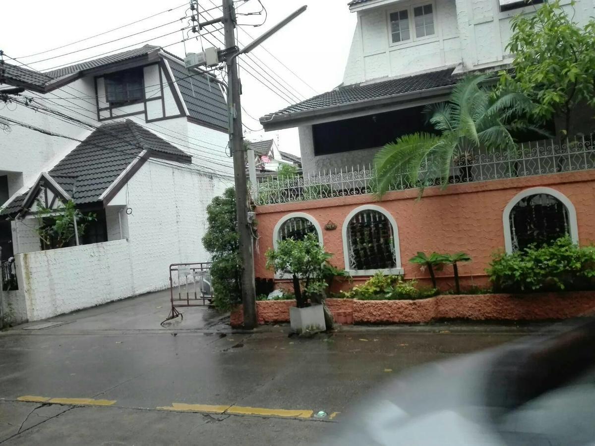 Albergue Baan Paan Sook Unitato Bangkok Exterior foto